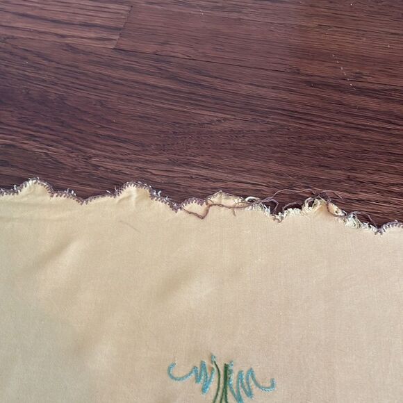 Vintage gold floral embroidered small tablecloth with 4 napkins - Picture 7 of 11